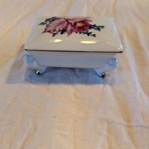 2/30$ Windsor White Porcelain Floral Jewelry Box with Pink Flower